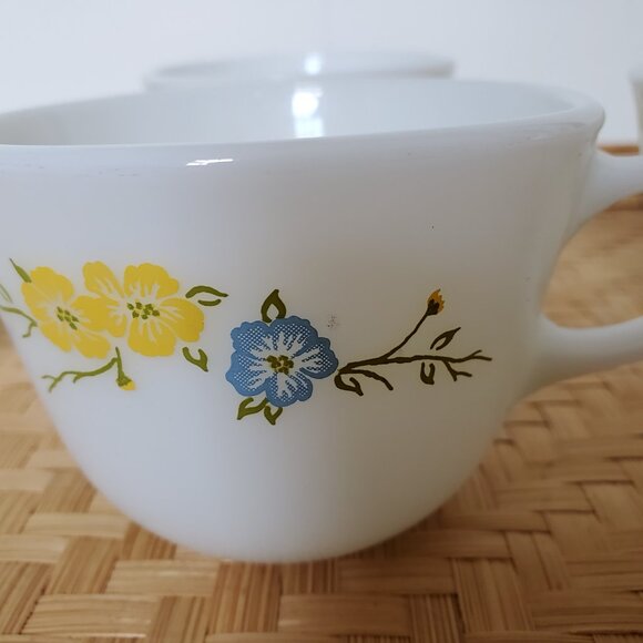 Vintage Milk Glass Pyrex Set of  4 Teacups, Creamer, Sugar Bowl Flirtation - Picture 4 of 7